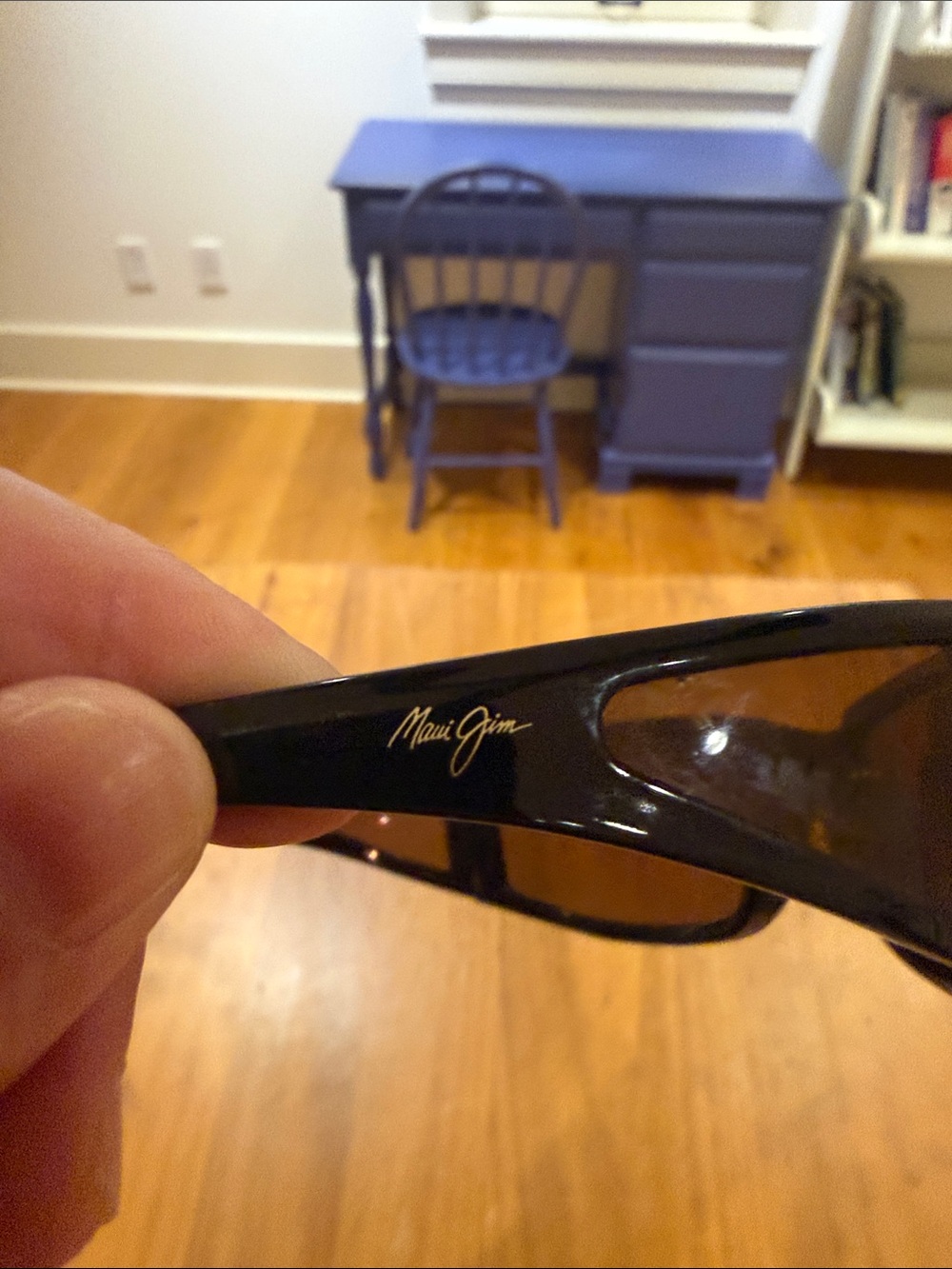 Maui Jim Black womens Sunglasses with Gold Logo comes without a case